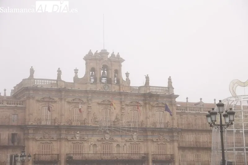 Niebla durante esta mañana de domingo en el centro de Salamanca. Fotos: David Sañudo