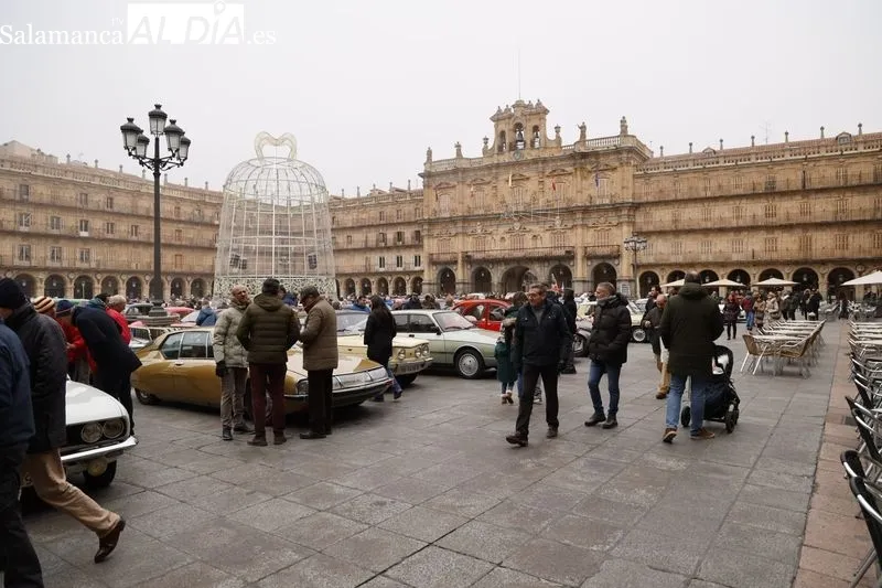 Concentración de vehículos en la Plaza Mayor de Salamanca en el Día del Guardia Urbano. Fotos: David Sañudo