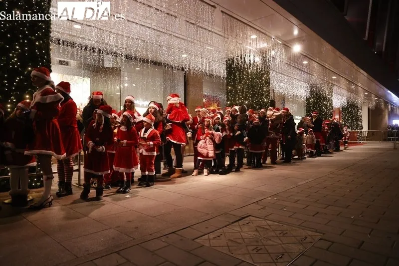 Papá Noel ha llenado de alegría e ilusión a los más pequeños en El Corte Inglés. Fotos: David Sañudo
