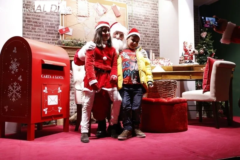 Papá Noel ha llenado de alegría e ilusión a los más pequeños en El Corte Inglés. Fotos: David Sañudo