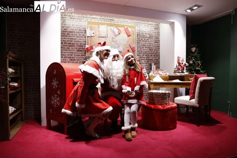 Papá Noel ha llenado de alegría e ilusión a los más pequeños en El Corte Inglés. Fotos: David Sañudo