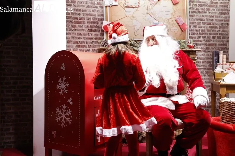 Papá Noel ha llenado de alegría e ilusión a los más pequeños en El Corte Inglés. Fotos: David Sañudo