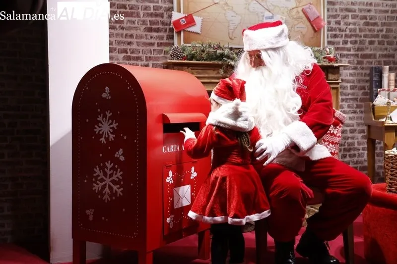 Papá Noel ha llenado de alegría e ilusión a los más pequeños en El Corte Inglés. Fotos: David Sañudo