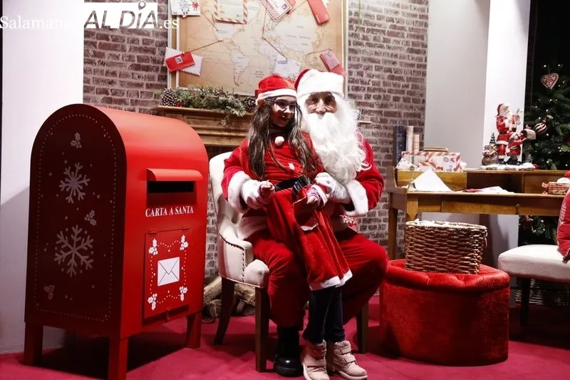 Papá Noel ha llenado de alegría e ilusión a los más pequeños en El Corte Inglés. Fotos: David Sañudo