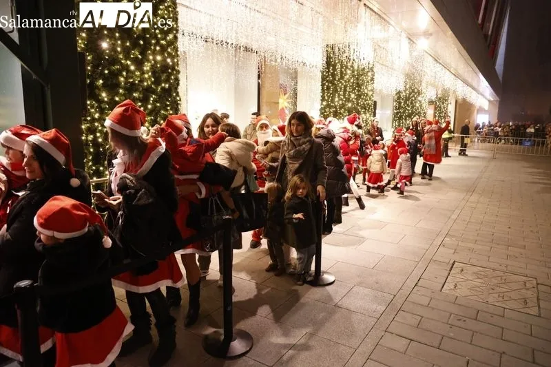 Papá Noel ha llenado de alegría e ilusión a los más pequeños en El Corte Inglés. Fotos: David Sañudo