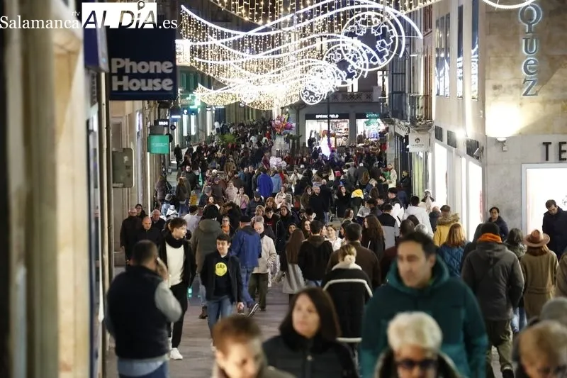 Ambiente en el centro de Salamanca en la tarde de este viernes. Fotos: David Sañudo