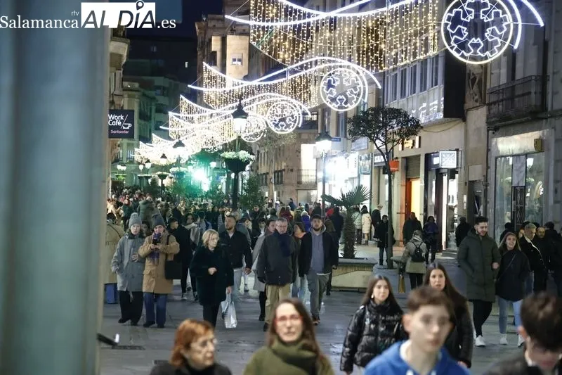 Ambiente en el centro de Salamanca en la tarde de este viernes. Fotos: David Sañudo