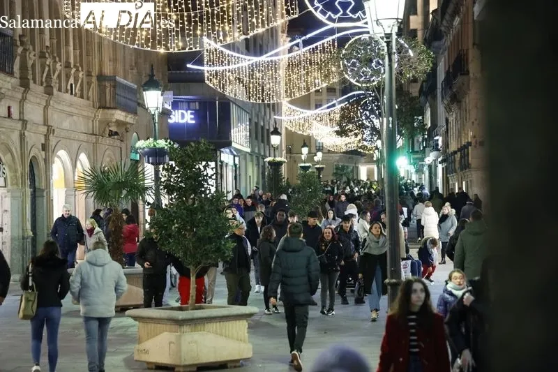 Ambiente en el centro de Salamanca en la tarde de este viernes. Fotos: David Sañudo