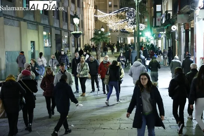Ambiente en el centro de Salamanca en la tarde de este viernes. Fotos: David Sañudo