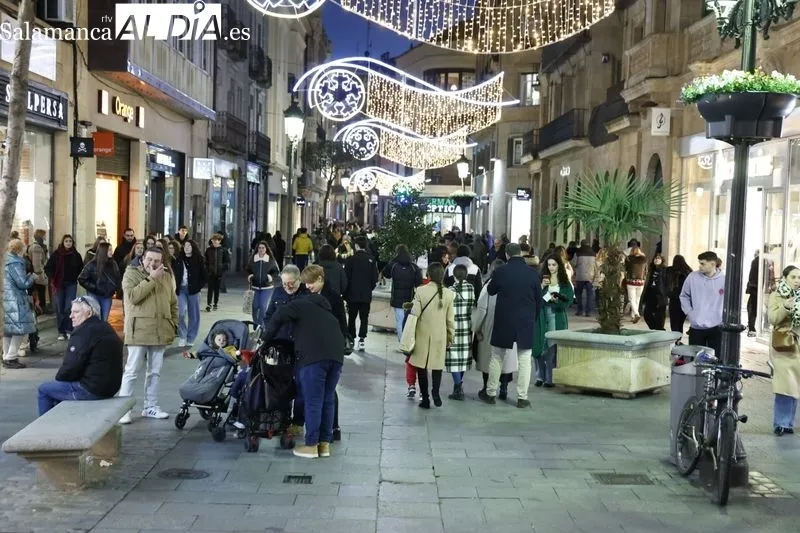 Ambiente en el centro de Salamanca en la tarde de este viernes. Fotos: David Sañudo