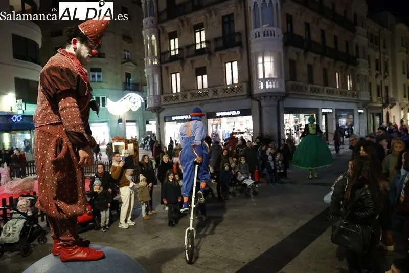 Pasacalles de Patruyasos de la compañía El Niño Lápiz en Salamanca. Fotos: David Sañudo