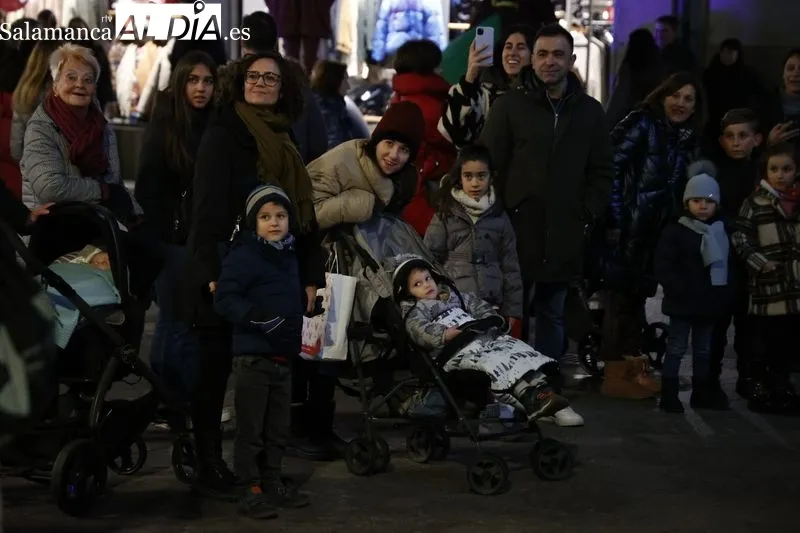 Pasacalles de Patruyasos de la compañía El Niño Lápiz en Salamanca. Fotos: David Sañudo