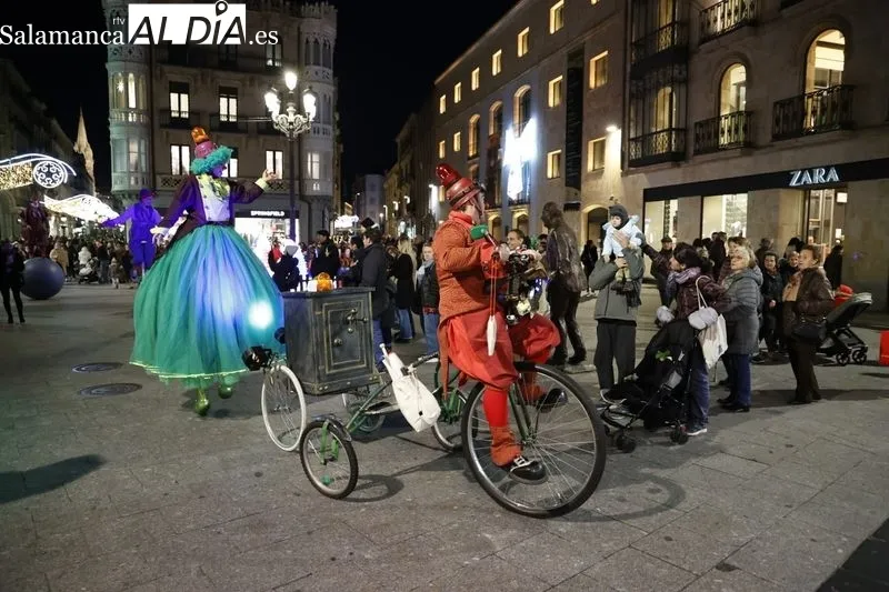 Pasacalles de Patruyasos de la compañía El Niño Lápiz en Salamanca. Fotos: David Sañudo