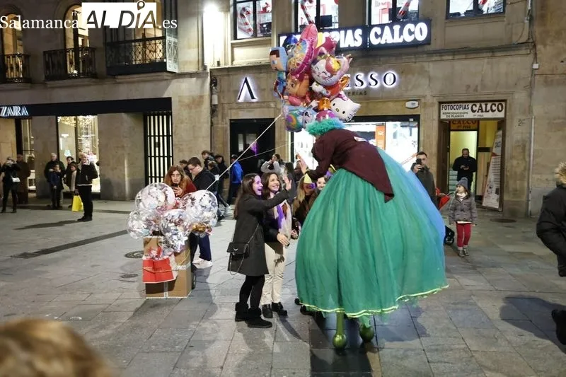 Pasacalles de Patruyasos de la compañía El Niño Lápiz en Salamanca. Fotos: David Sañudo