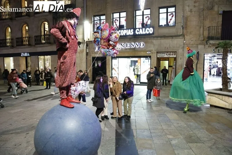Pasacalles de Patruyasos de la compañía El Niño Lápiz en Salamanca. Fotos: David Sañudo