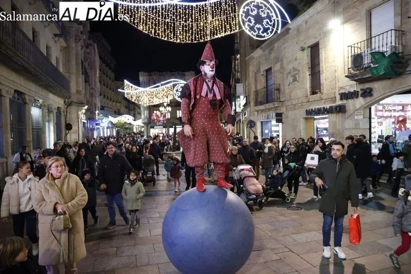 Pasacalles de Patruyasos de la compañía El Niño Lápiz en Salamanca. Fotos: David Sañudo