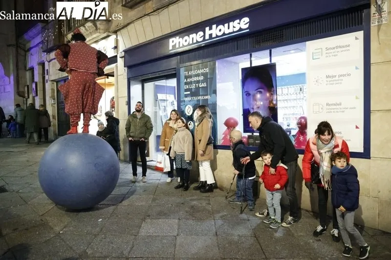 Pasacalles de Patruyasos de la compañía El Niño Lápiz en Salamanca. Fotos: David Sañudo