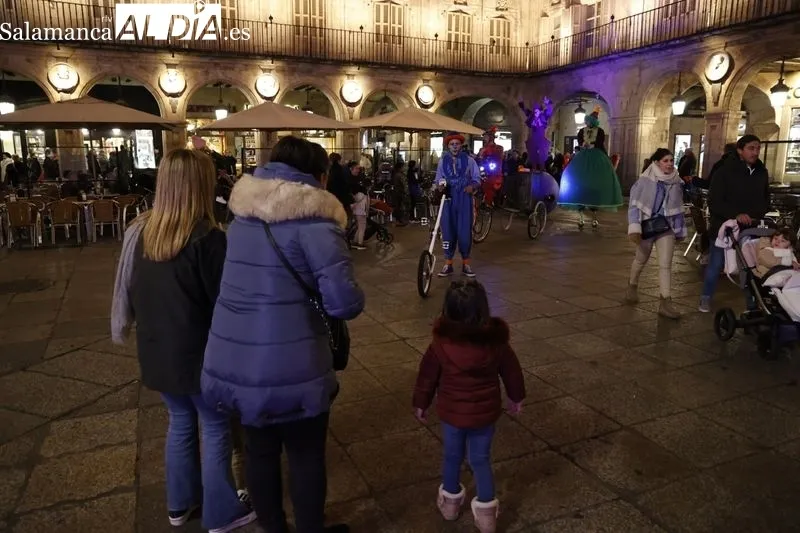 Pasacalles de Patruyasos de la compañía El Niño Lápiz en Salamanca. Fotos: David Sañudo