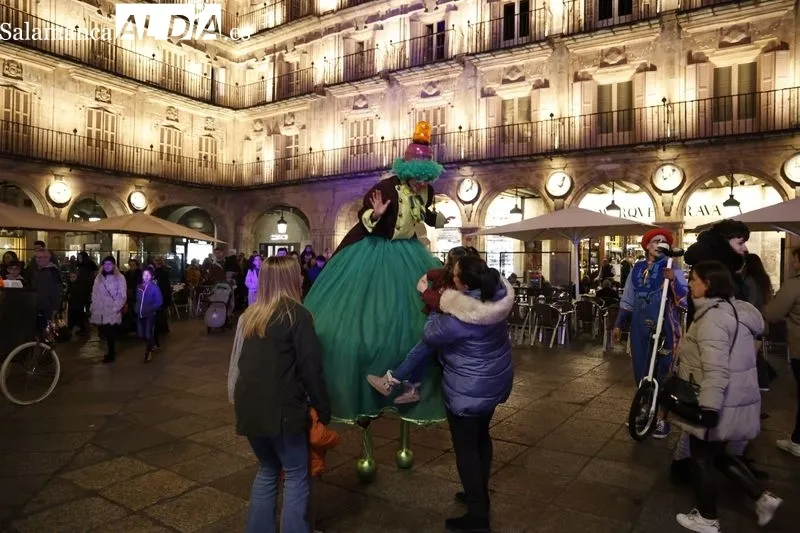 Pasacalles de Patruyasos de la compañía El Niño Lápiz en Salamanca. Fotos: David Sañudo