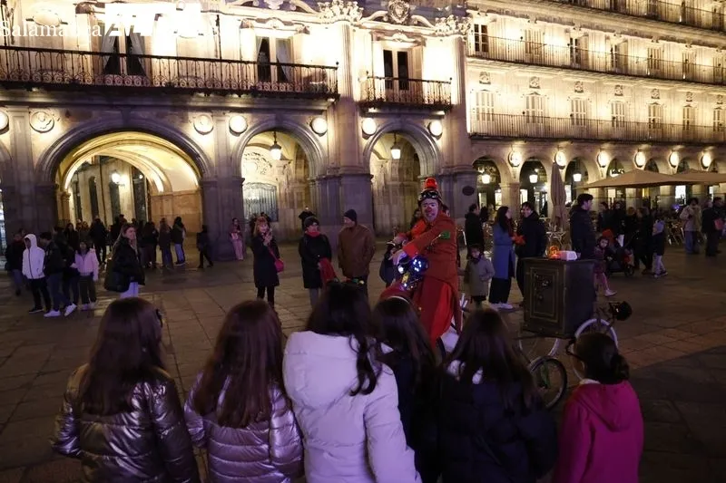 Pasacalles de Patruyasos de la compañía El Niño Lápiz en Salamanca. Fotos: David Sañudo