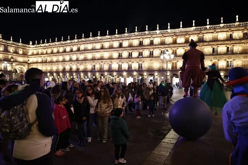 Pasacalles de Patruyasos de la compañía El Niño Lápiz en Salamanca. Fotos: David Sañudo