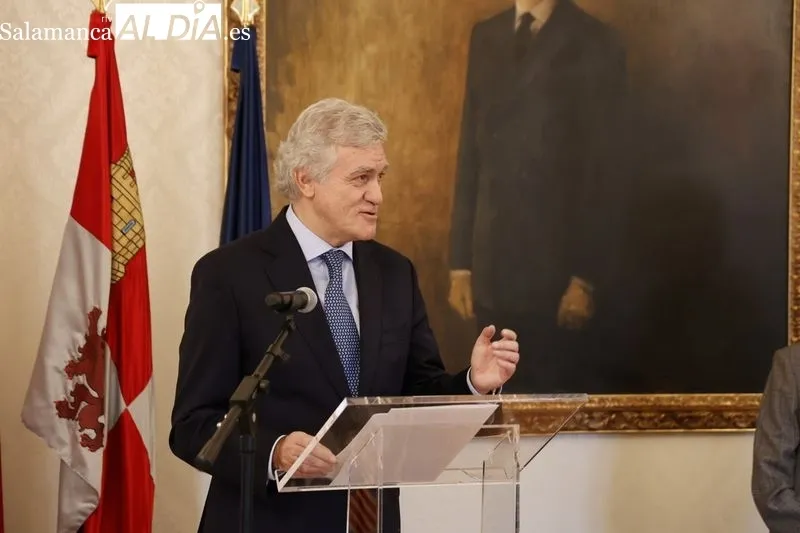 Acto de entrega de la batuta del primer director de la Banda Municipal de Música de Salamanca con motivo de su 60º aniversario | FOTOS: David Sañudo 