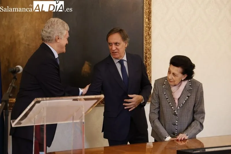 Acto de entrega de la batuta del primer director de la Banda Municipal de Música de Salamanca con motivo de su 60º aniversario | FOTOS: David Sañudo 