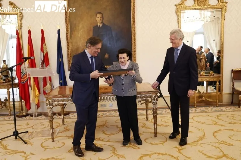 Acto de entrega de la batuta del primer director de la Banda Municipal de Música de Salamanca con motivo de su 60º aniversario | FOTOS: David Sañudo 