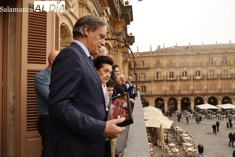 Acto de entrega de la batuta del primer director de la Banda Municipal de Música de Salamanca con motivo de su 60º aniversario | FOTOS: David Sañudo 