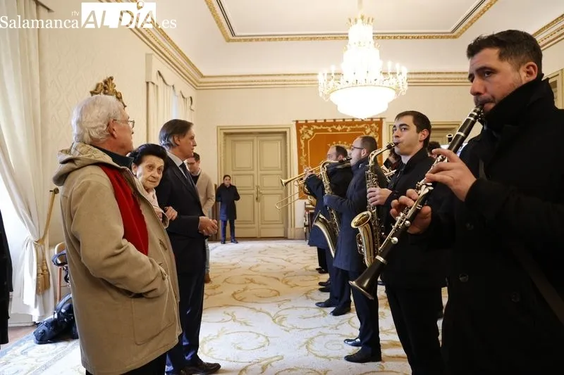 Acto de entrega de la batuta del primer director de la Banda Municipal de Música de Salamanca con motivo de su 60º aniversario | FOTOS: David Sañudo 