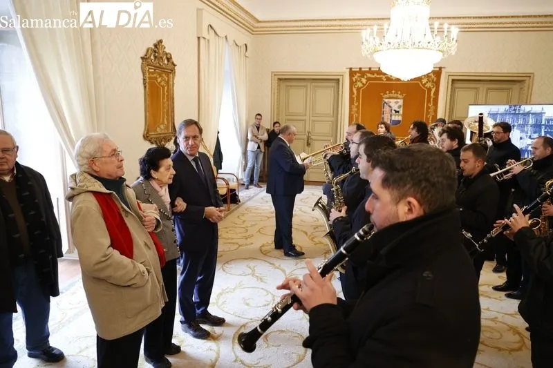 Acto de entrega de la batuta del primer director de la Banda Municipal de Música de Salamanca con motivo de su 60º aniversario | FOTOS: David Sañudo 