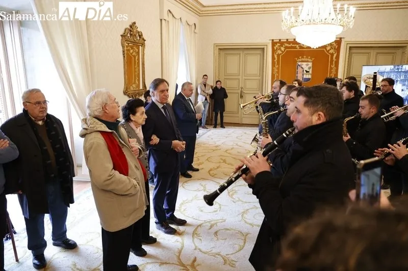 Acto de entrega de la batuta del primer director de la Banda Municipal de Música de Salamanca con motivo de su 60º aniversario | FOTOS: David Sañudo 