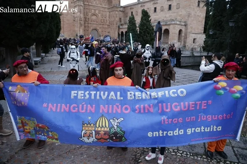 Desfile de la XI edición del Festival Benéfico 'Ningún niño sin juguete', que organiza la Archicofradía del Rosario. Fotos: David Sañudo