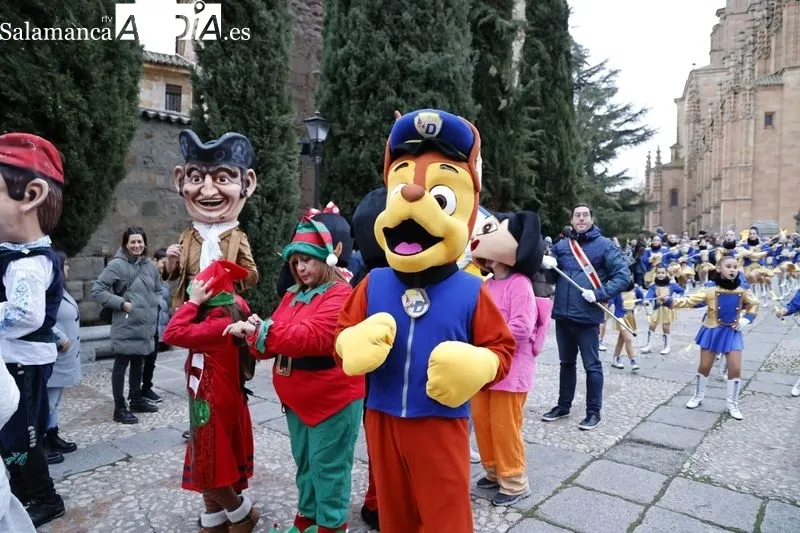 Desfile de la XI edición del Festival Benéfico 'Ningún niño sin juguete', que organiza la Archicofradía del Rosario. Fotos: David Sañudo