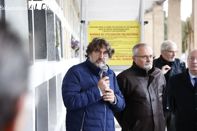 Tradicional homenaje a Miguel de Unamuno en el cementerio San Carlos Borromeo de Salamanca. Fotos: David Sañudo