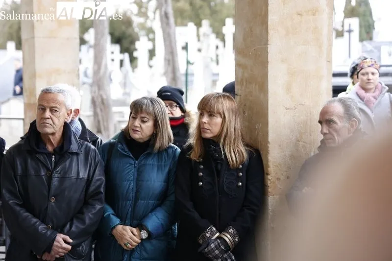 Tradicional homenaje a Miguel de Unamuno en el cementerio San Carlos Borromeo de Salamanca. Fotos: David Sañudo