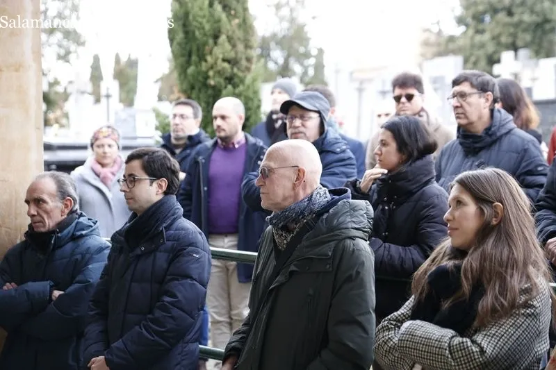 Tradicional homenaje a Miguel de Unamuno en el cementerio San Carlos Borromeo de Salamanca. Fotos: David Sañudo
