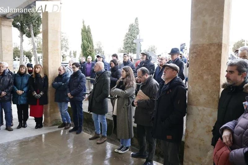Tradicional homenaje a Miguel de Unamuno en el cementerio San Carlos Borromeo de Salamanca. Fotos: David Sañudo