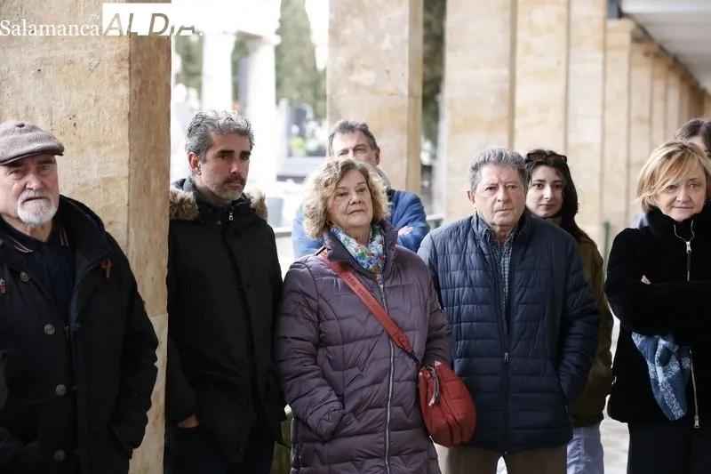 Tradicional homenaje a Miguel de Unamuno en el cementerio San Carlos Borromeo de Salamanca. Fotos: David Sañudo