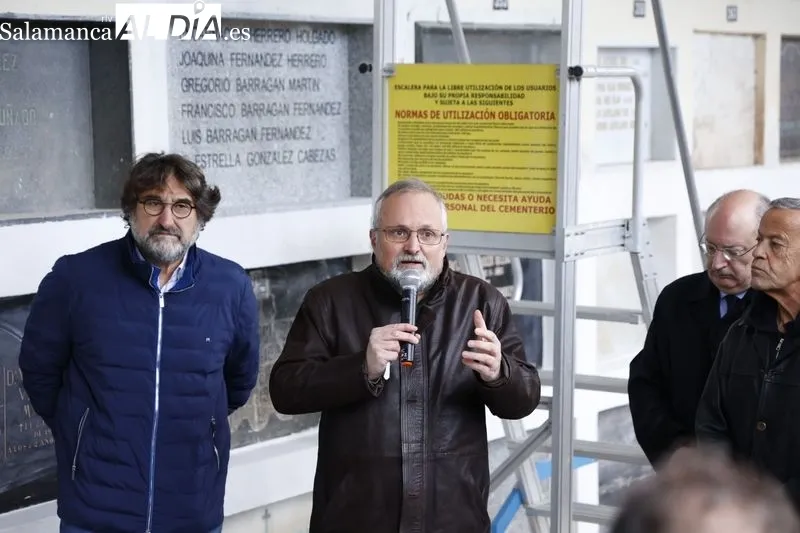 Tradicional homenaje a Miguel de Unamuno en el cementerio San Carlos Borromeo de Salamanca. Fotos: David Sañudo