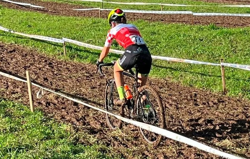 Una de las carreras de la semana anterior para el HyD - Carbajosa Empresarial / Escuela de Ciclismo Salmantina