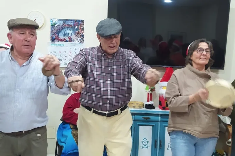 La residencia Santa Ana celebraba con bailes y villancicos la navidad
