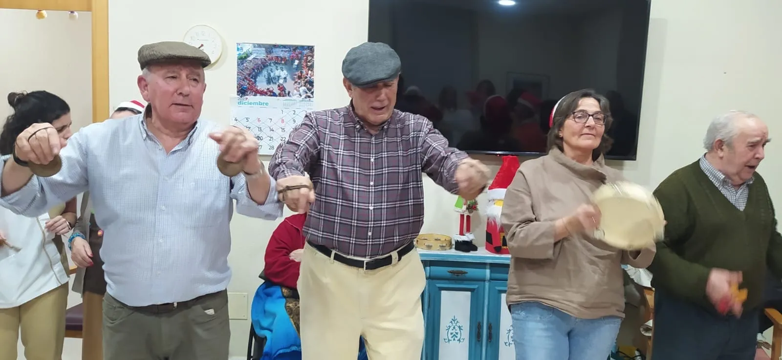 La residencia Santa Ana celebraba con bailes y villancicos la navidad
