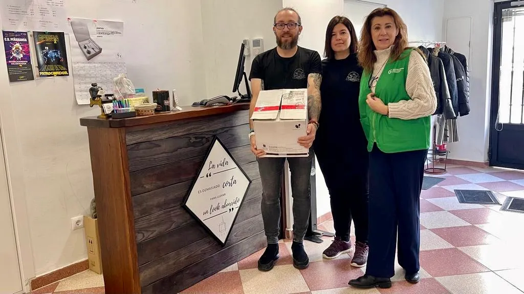 Voluntarias locales de la AECC en el mercado solidario del Centro Social
