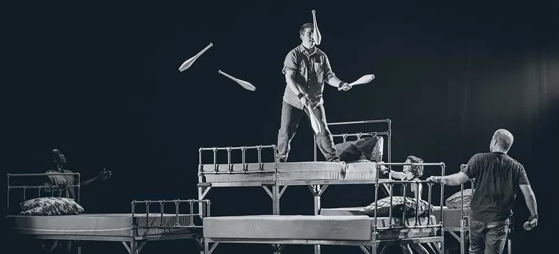 Espectáculo de circo R.E.M. con la Cía. La Trócola Circ