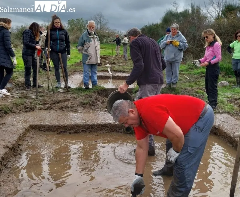Los voluntarios han hecho un gran trabajo para dejar al descubierto la fuente, los lavaderos y un chozo