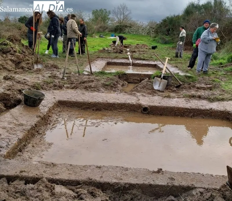 Los voluntarios han hecho un gran trabajo para dejar al descubierto la fuente, los lavaderos y un chozo