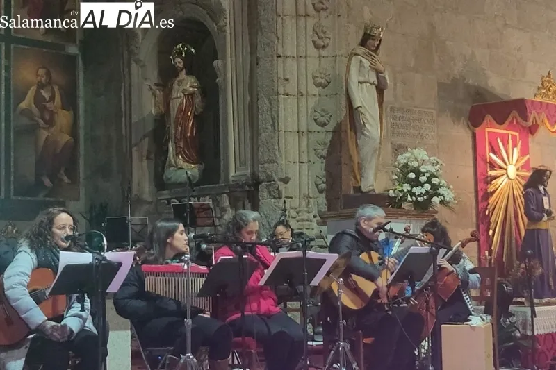 La iglesia parroquial San Miguel Arcángel acogía el musical ‘Refugiados sin refugio’ 
