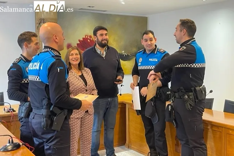 El Ayuntamiento ha reconocido la actuación de la Policía Local para salvar la vida a un hombre el 7 de diciembre