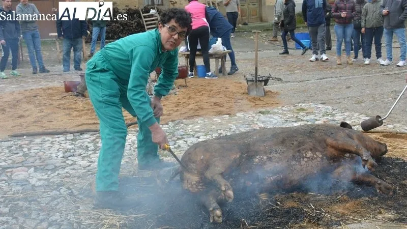 Foto 3 - La XXII Matanza T&iacute;pica del Cerdo de Hinojosa de Duero congrega a ni&ntilde;os y mayores